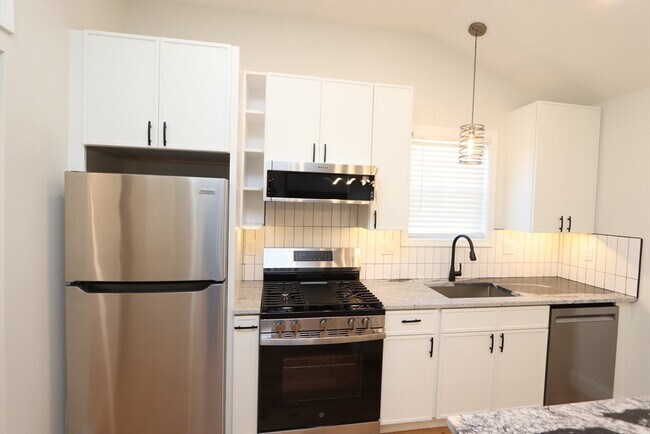 Building Photo - 14-16-16 Harriet St