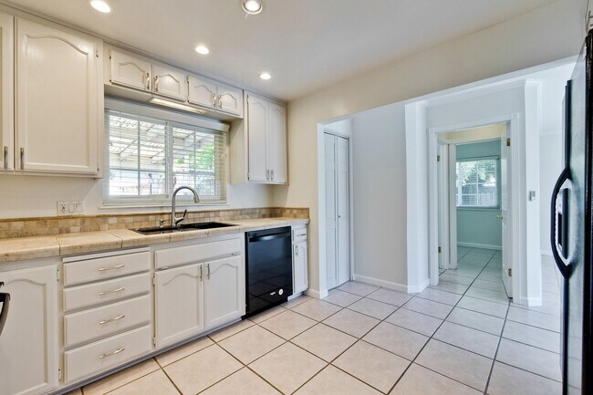 Building Photo - Single Story Gem in Saratoga! Quaint 3 BR 1.5 BA Home Ready for Occupancy with Air Conditioning &...