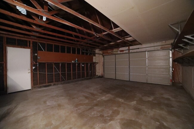 Building Photo - ONTARIO, single family home. Large fenced yard