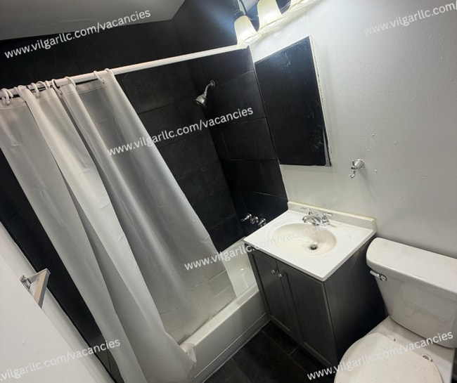 Building Photo - Spacious 2 Bedrooms • 1 Bathroom Home