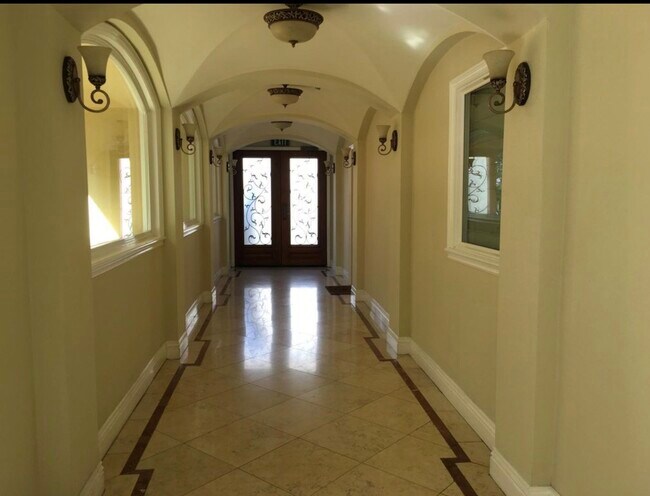 Building Photo - 1540 S Bentley Ave