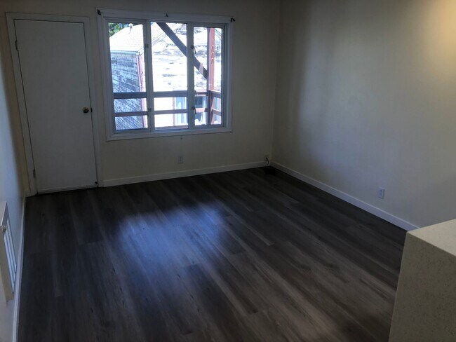 Building Photo - Remodeled top floor rent controlled apartm...