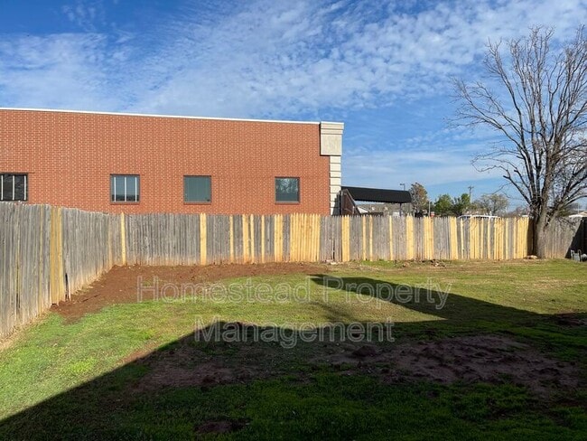 Building Photo - 10020 S Clegern St