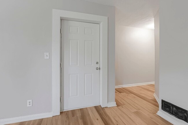 Building Photo - 987 Lilley Ave