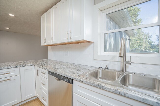 Building Photo - 4 BEDROOM 3 BATHROOM HOUSE FOR RENT