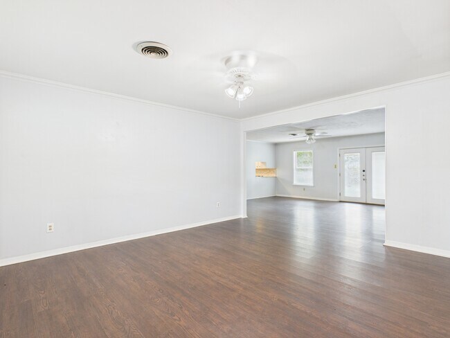 Building Photo - 1402 Village Dr