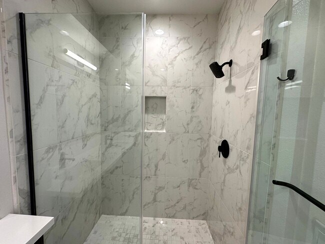Building Photo - Fantastic 3 Story Townhome - 2 bedrooms - ...