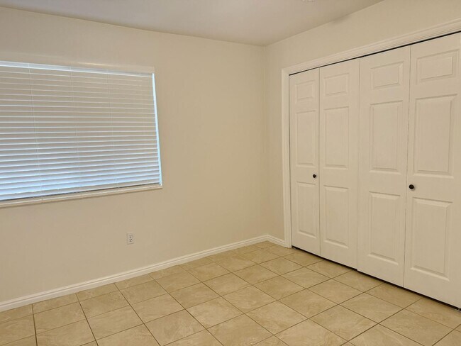 Building Photo - 975 S 250 W St