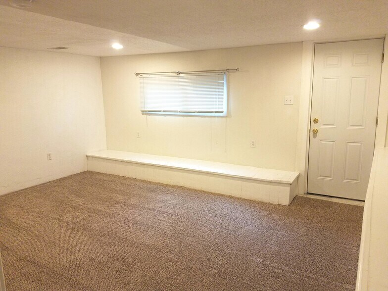 Den - 49 Sterling St