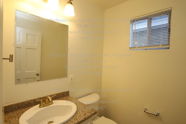 Building Photo - Newly Renovated 4 bedroom + 2 1/2 bathroom...