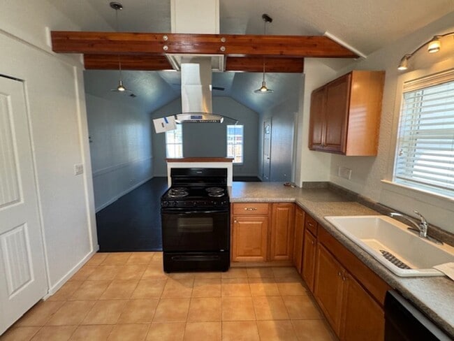 Building Photo - WELL MAINTAINED 3 BR HOME- COMFORTABLE, AFFORDABLE & GREAT LOCATION