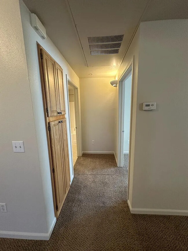 Building Photo - Beautiful 2 Bedroom 2 Bathroom in Roseville!