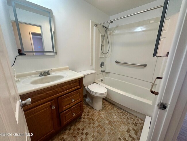 Building Photo - 9 Donna Lynn Dr