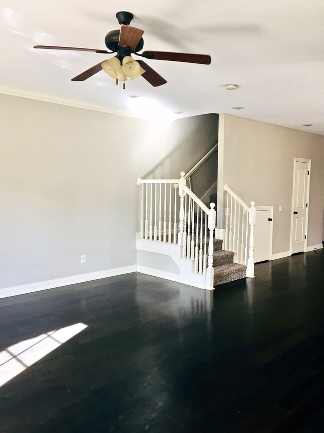 Building Photo - 3 Miles From the UofA!! Beautiful 3 Bedroo...