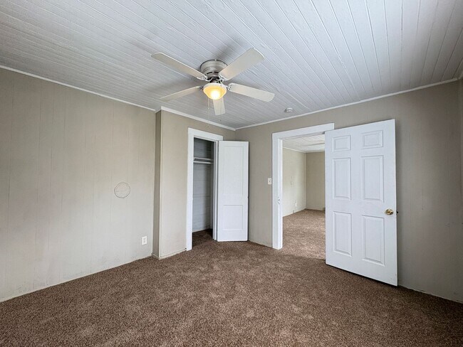 Building Photo - 2 Bedroom, 1 Bathroom House in High Point!