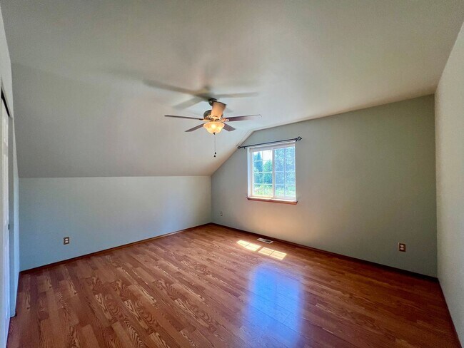 Building Photo - 3+ BD on 2 Acres - Barn Included