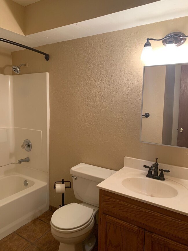 Building Photo - Well Maintained Home In Glenpool!
