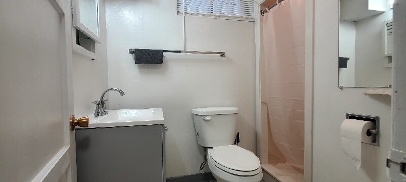 Building Photo - 557 Laker Wy
