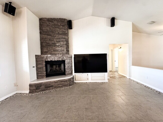 Building Photo - “Spacious 4-Bedroom, 2-Bathroom Home with Pool in Tamarack”