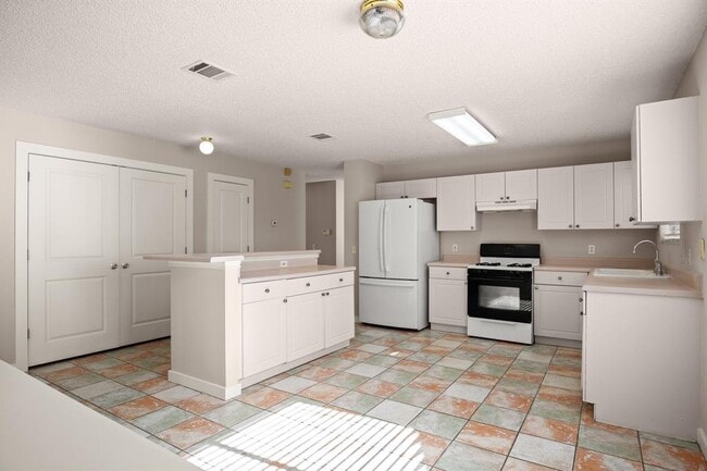 Building Photo - 185 Segovia Way