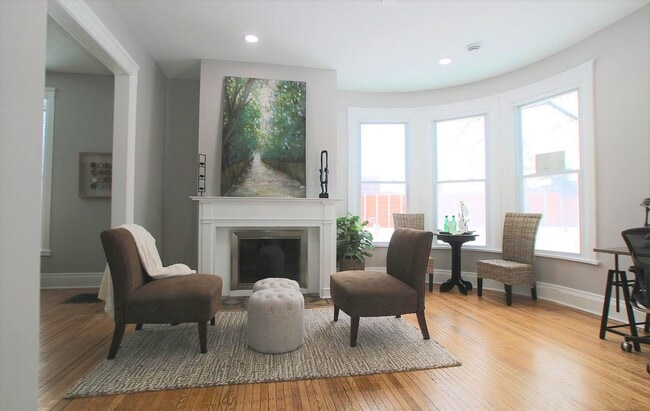 Building Photo - 220 E 27th St