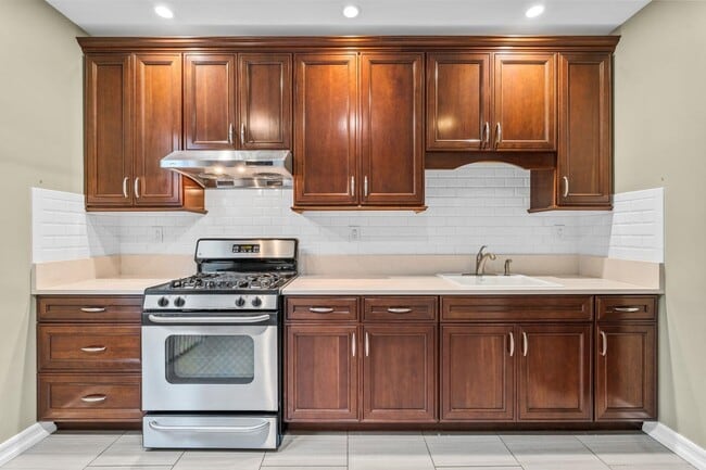 Building Photo - 713 15th St