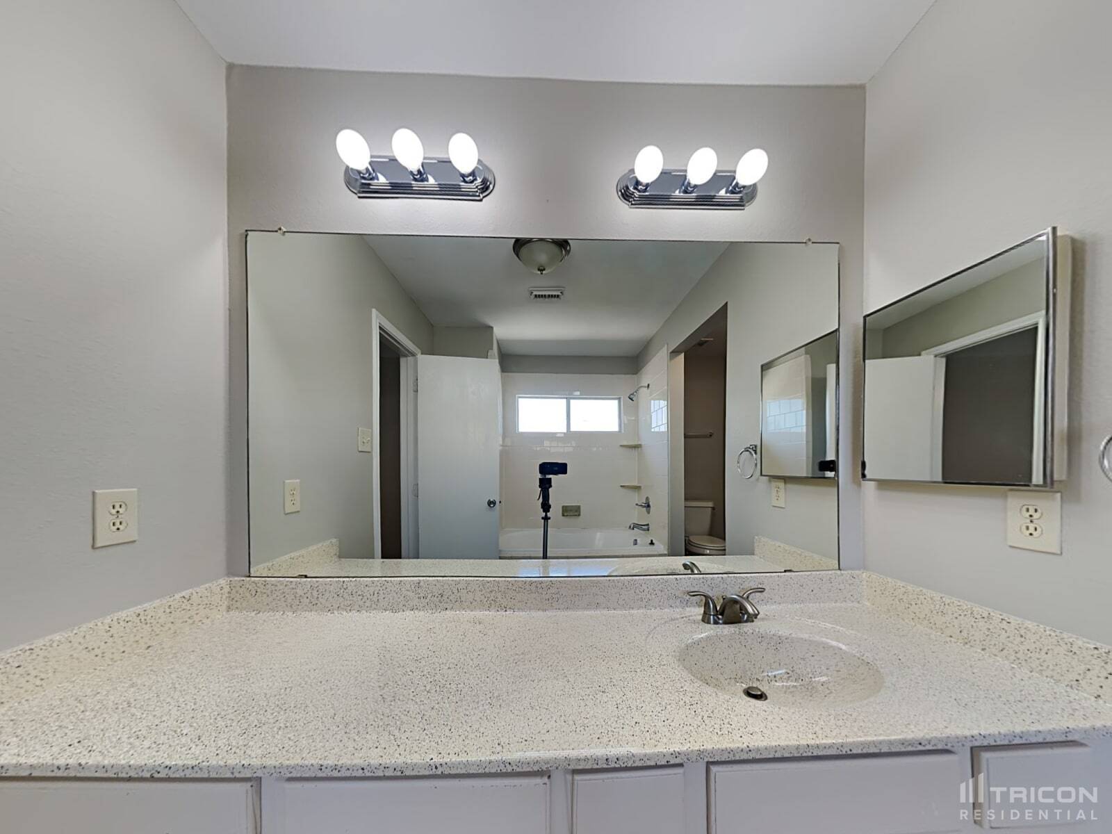 Building Photo - 9303 Deep Valley Dr