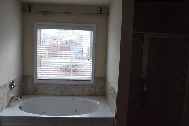 Building Photo - 480 Meadow Hill Dr