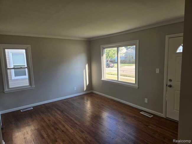 Building Photo - 108 W Kalama Ave