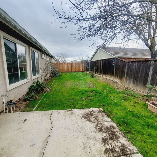 Building Photo - Single Story 3/2 with Great Open Floorplan in Brentwood