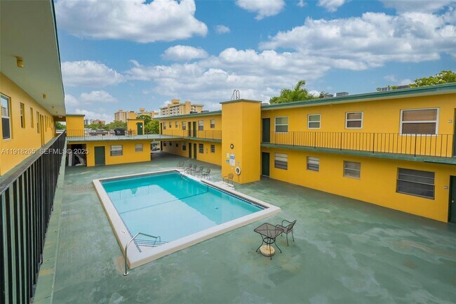 Building Photo - 1975 NE 135th St