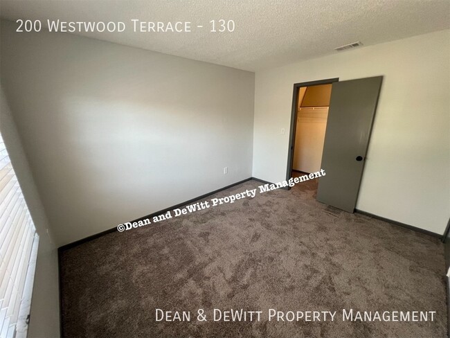 Building Photo - 2/1.5 Townhome w/ Pool - For Rent