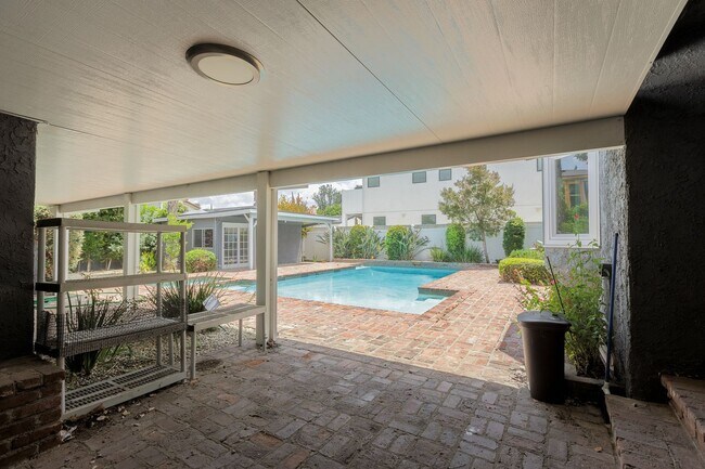 Building Photo - Spacious 5-Bedroom, 3-Bath Home with Pool ...