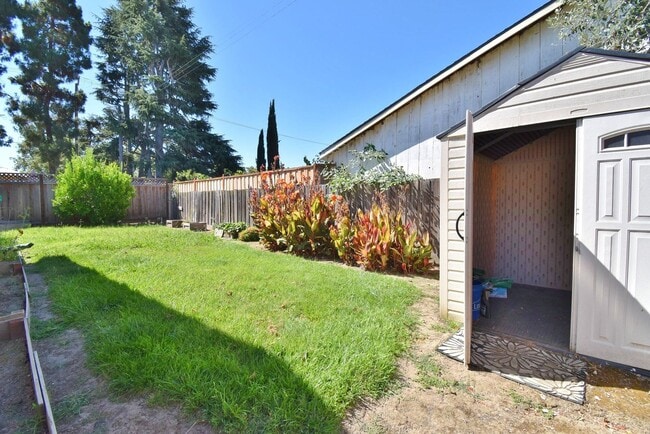 Building Photo - $3,790 4 BEDROOM VERY NICE REMODELED CENTR...