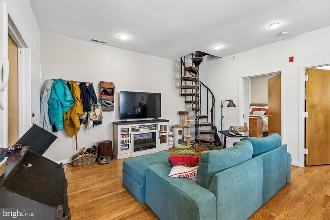 Building Photo - 303 S 11th St