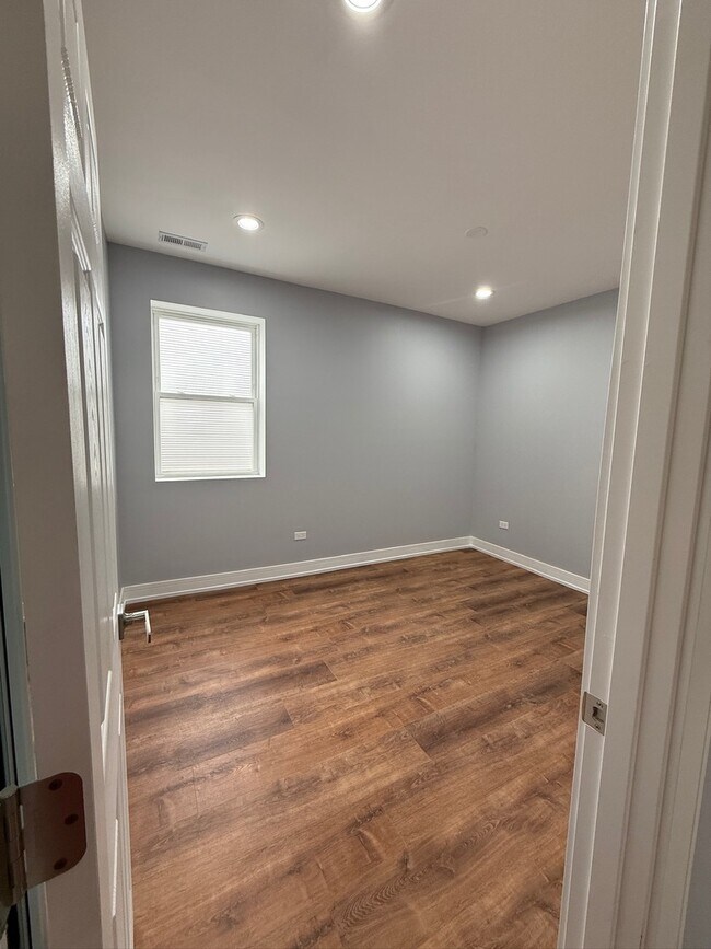 Building Photo - 4907 W Walton St