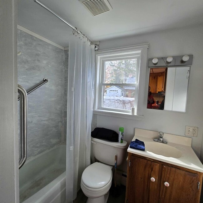 Building Photo - 13 Forest St