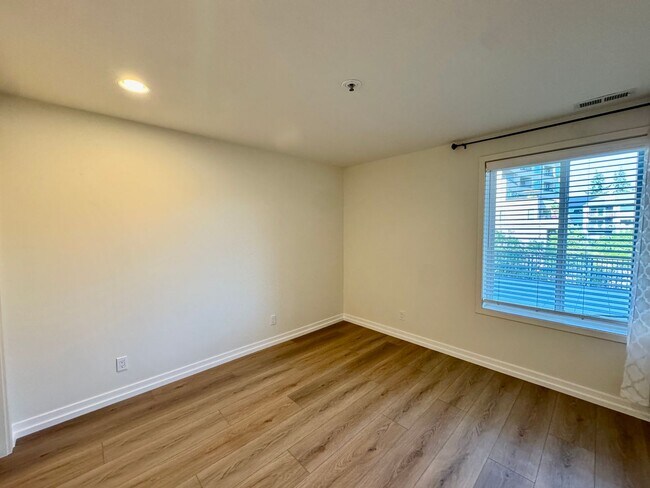 Building Photo - 9039 NE Juanita Dr
