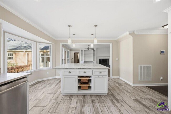 Building Photo - 5056 Wellington Dr