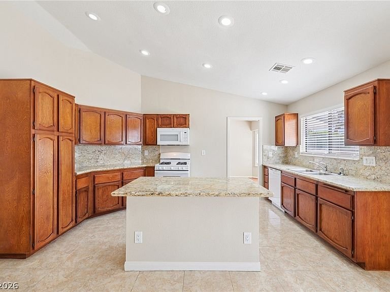 Building Photo - 582 Kavanagh Pl