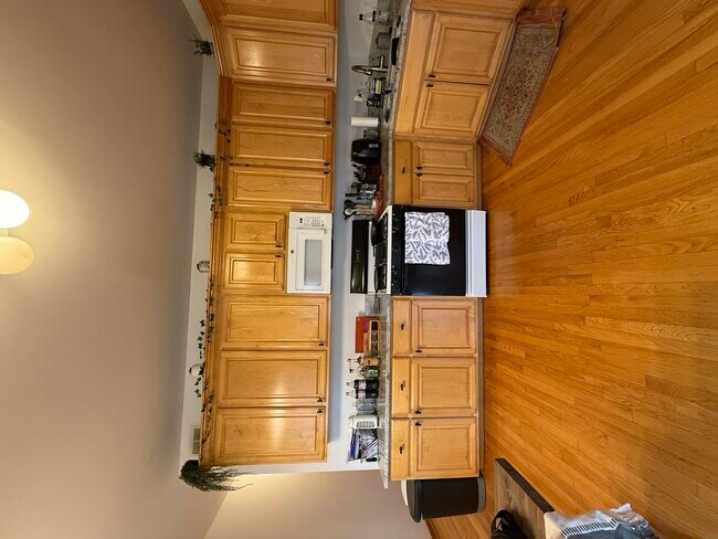 Building Photo - 4053 N Kenmore Ave