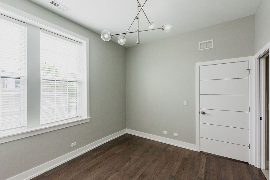 Building Photo - 2450 W Chicago Ave