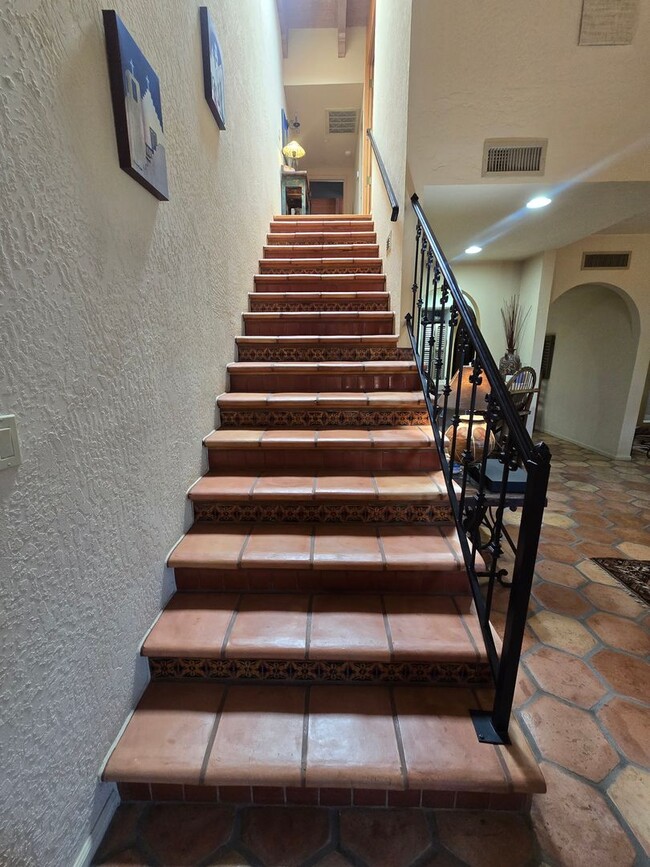 Building Photo - Furnished, 6-12 month rental
