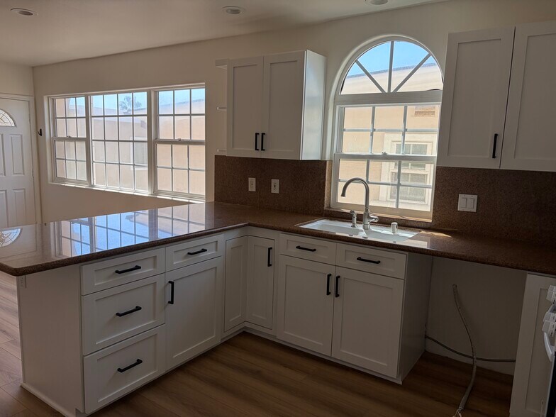 Building Photo - 3111 Bayview Dr