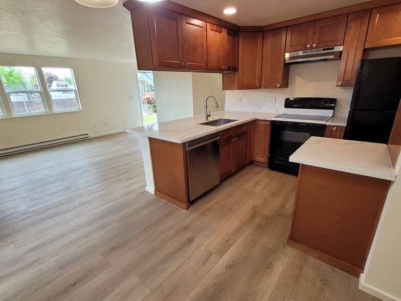 apt a kitchen dining - 1045 S Jasper St