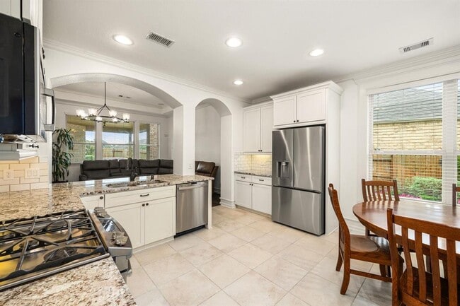 Building Photo - 16746 Highland Country Dr