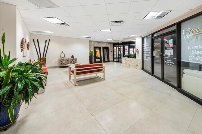 Building Photo - 2555 Collins Ave
