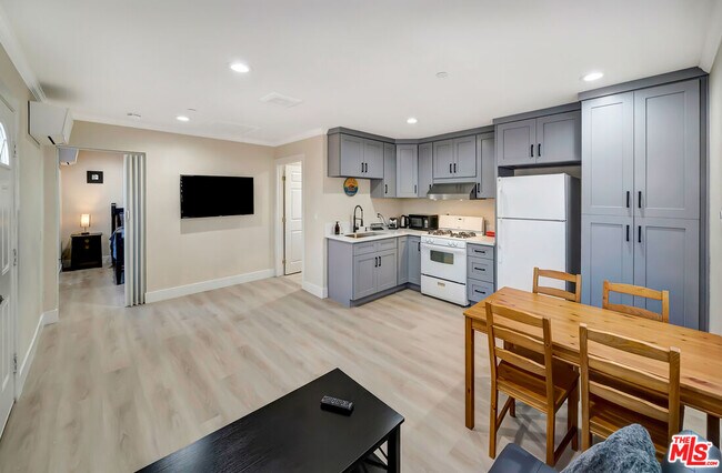 Building Photo - 5843 Vanalden Ave