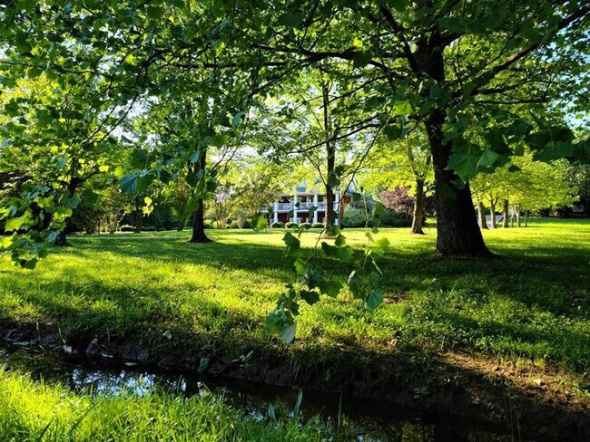 Building Photo - 175 Schools Dr