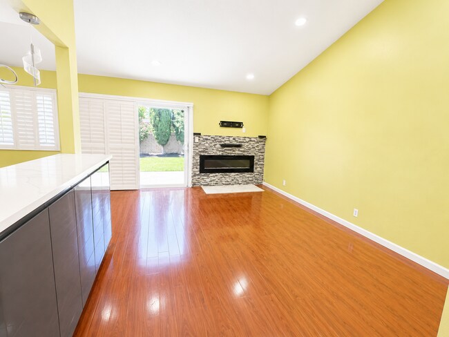 Building Photo - Welcome to this stunning 4 bedroom  bathroom home located in Fremont